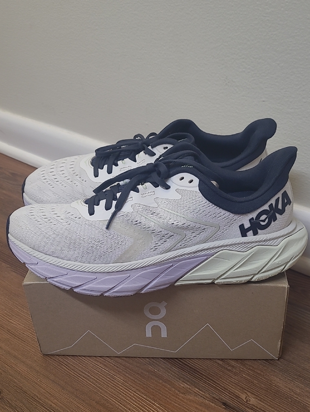 Hoka One One Women's White and Lavender Athletic Running Shoes used good10.5B.